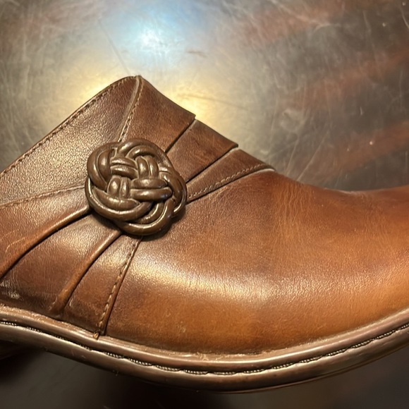 Size 10 Brown leather clogs. - Picture 2 of 6
